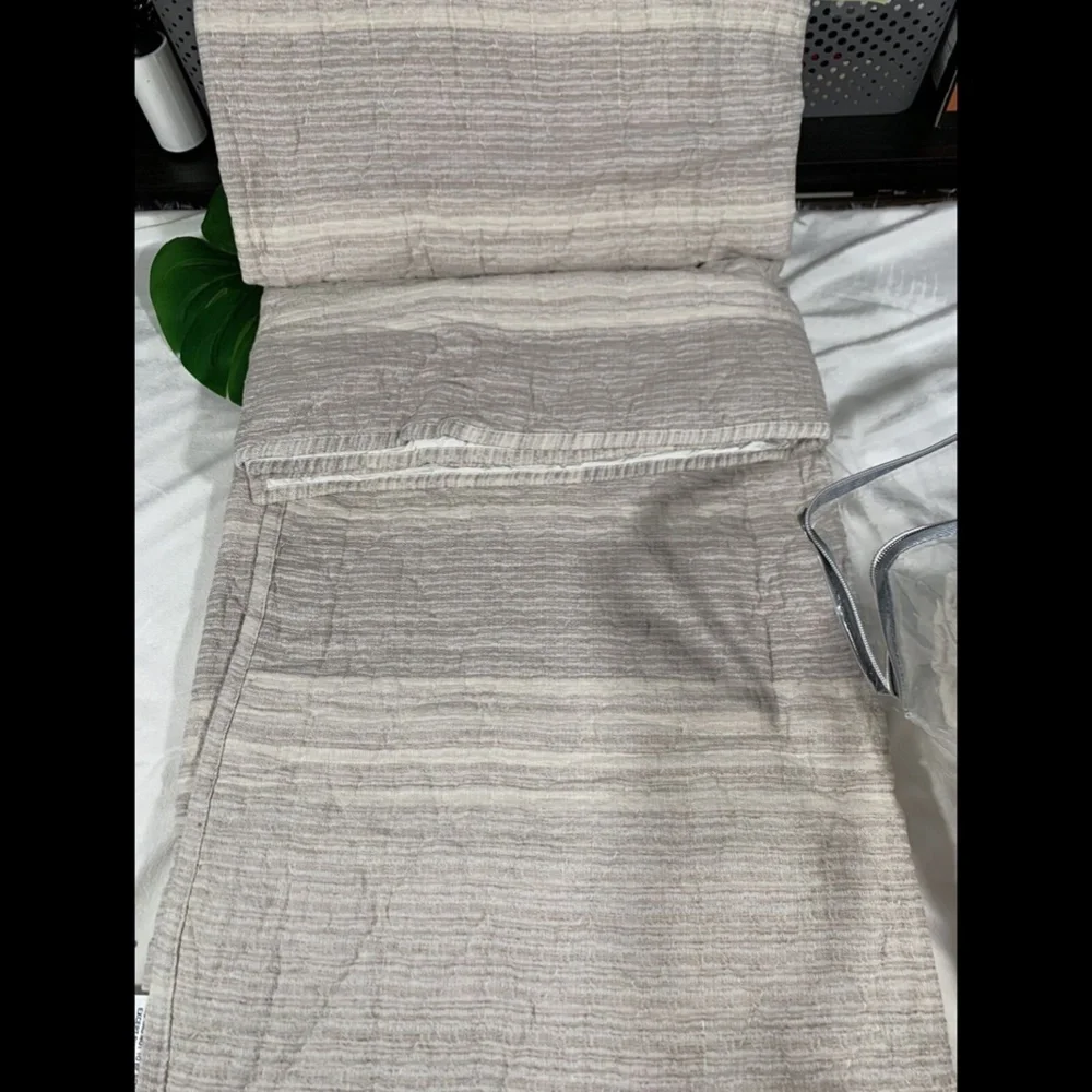 NIB Hotel Collection Honeycomb Full/Queen Coverlet in Linen/Cotton‎